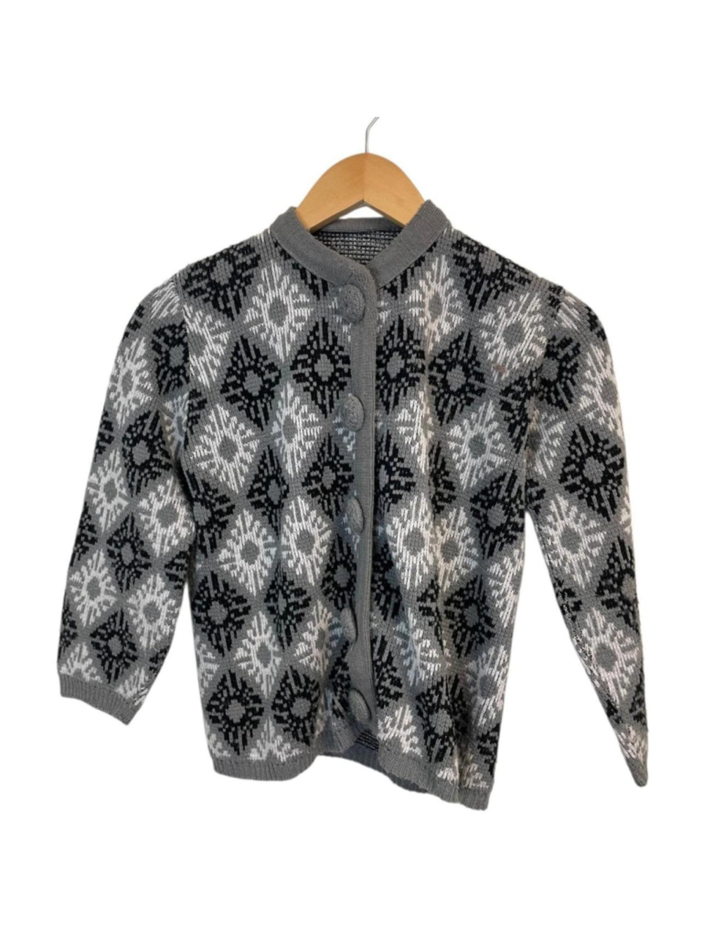 Gray and black geometric diamond pattern cardigan #geometric #knitwear
